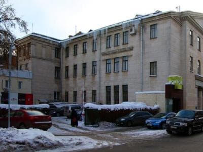 Киевский дом архитектора находится на улице Бориса Гринченко, дом 7, всего в нескольких минутах ходьбы от станции «Крещатик» красной ветки и «Площадь Независимости» синей ветки метро. 