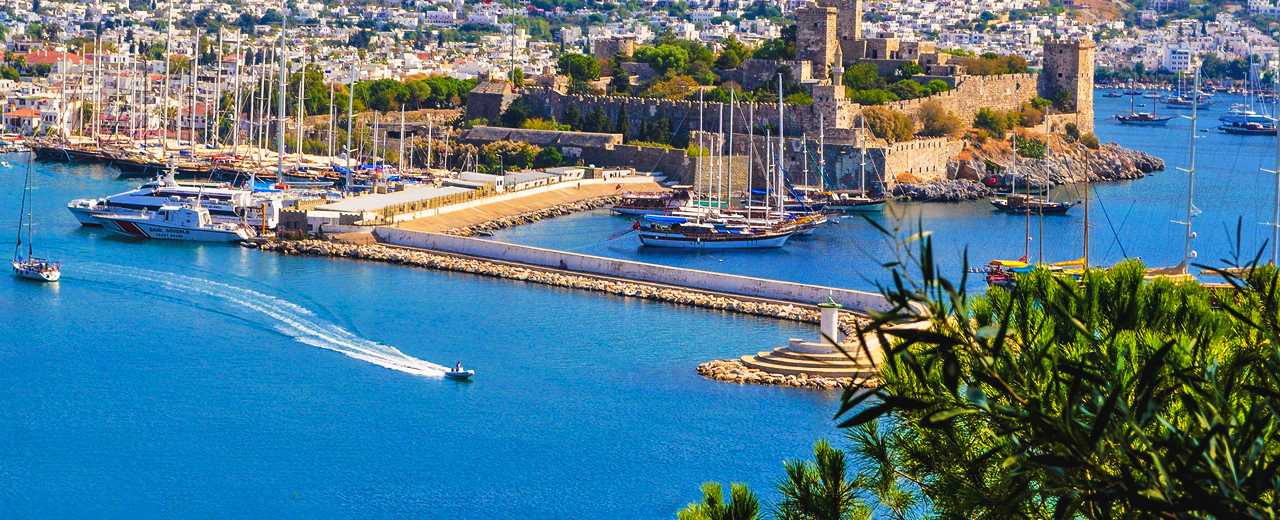 Одним из популярных направлений среди отдыхающих является Турция. Тут есть все для идеального отдыха: чистые пляжи, высококлассный сервис, большой выбор отелей, достопримечательности и восхитительное море, причем не одно.