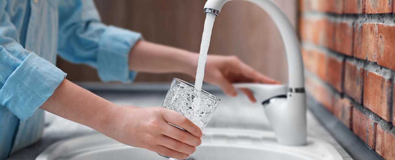 Водопроводная вода не адаптирована для ежедневного восполнения водного баланса и может негативно сказаться на здоровье человека.