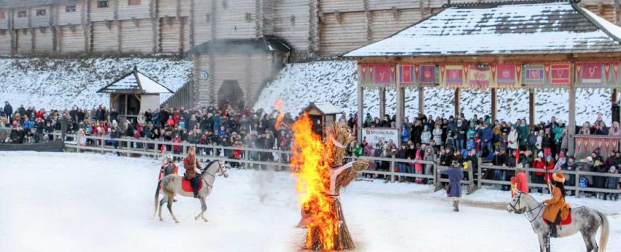 Празднования праздника Масленицы в декорациях древнего города.
