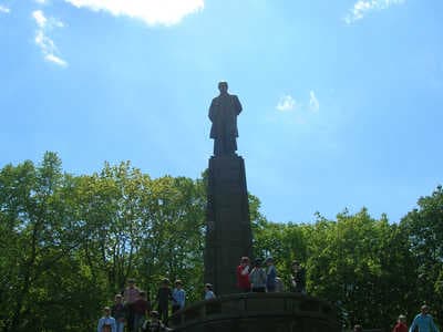 Памятник кобзарю в Каневе