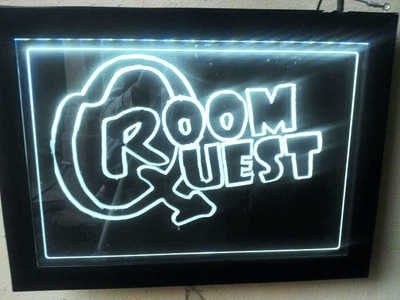 RoomQuest Киев, неоновая вывеска