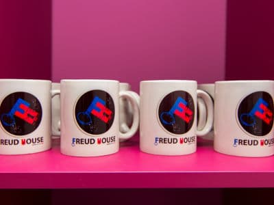 фирменные чашки в свободном пространстве "Freud House"