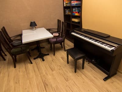 Фортепиано в свободном пространстве Freud House