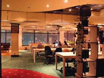 Пространство коворкинга "Толока" составлено из общей комнаты, где размещен ресепшн и столы, и комнаты переговоров – самым спокойным местом для рабочих встреч.