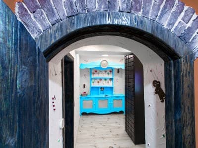Пряничный домик - квест комната, квест игра по мотивам сказки от Взаперти, на Площади Льва Толстого в Киеве
