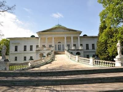 До дворца Галаганов можно доехать по трассе Киев-Сумы до поворота на Сокиринцы, а от развилки проехать ещё пять километров.