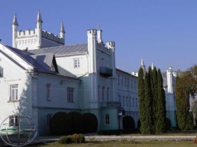 Дворец Воронина - невероятно красивое здание, которое сейчас отведено под помещение для колледжа; также там располагается и музей истории Белокриницы, а также самого замка. построенного помещиком Чосновским.