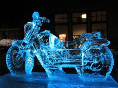 Выставка ледяных скульптур, огромный выбор глинтвейна, кафе и рестораны 4 и 5 января в городке Мануфактура