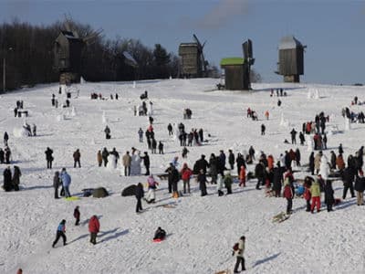 На Колодия (Масленицу) в Пирогово ожидается много конкурсов: перетягивание каната, перетаскивание колоды, бой подушками. 