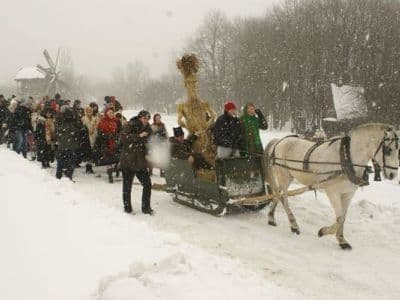  Выступление украинских коллективов, сожжение чучела, море блинов и алкоголя на Масленицу в Пирогово