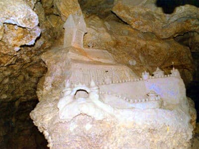 Млынки считается горизонтальной пещерой, встречаются в ней и вертикальные подъемы-колодцы.