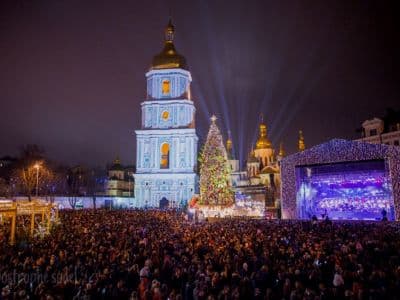 На киевлян и гостей столицы ожидает концерт народных коллективов, фольклорно-этнографического ансамбля «Калина» и муниципального камерного хора «Киев». 