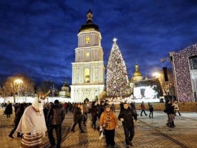 Кроме фольклорной музыки будет поп-рок и эстрадные исполнители. Кроме зрелищ можно угоститься и хлебом, и не только