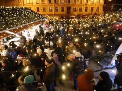 Ведь концерт будет между двух площадей Софийской и Михайловской с огромной ярмаркой сувениров и яств. Шашлык, глинтвейн и пряник на десерт гарантированы.