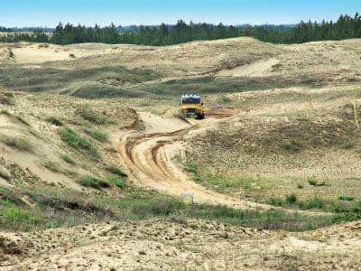 Алешкинские пески - песчаный массив, который образовался в результате человеческой деятельности и является самой большой подобной территорией в Европе; использовался как военный полигон, сейчас доступ к пескам закрыт.