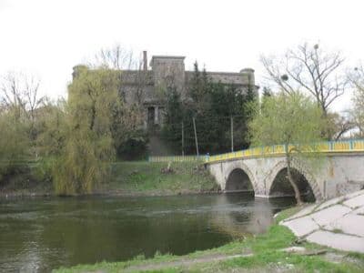 Замок в городе Хмельник принадлежал графу Ксидо, который так и не смог пожить в своем поместье; в последствии, на территории были гостиница и музей, а сейчас замок находится в аварийном состоянии.