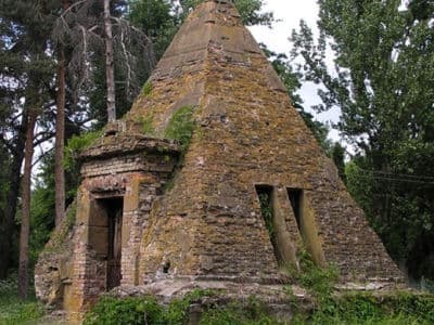 Уникальные усыпальницы, единственные в Европе - полтавские пирамиды