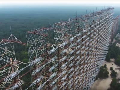 Неподалеку возле Чернобыля возвышается единственная уцелевшая радиолокационная стена под названием Дуга, предназначавшаяся для выявления на горизонте вражеской техники.