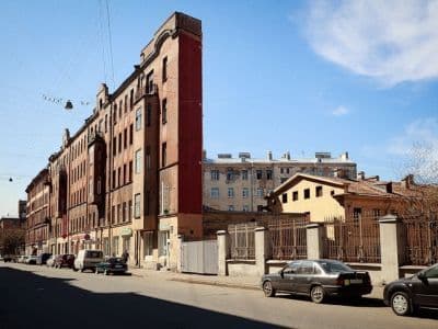 Дом с одной стеной находится по адресу Воронцовский переулок, 4. Он расположился недалеко от Потёмкинской лестницы, позади Воронцовского дворца.