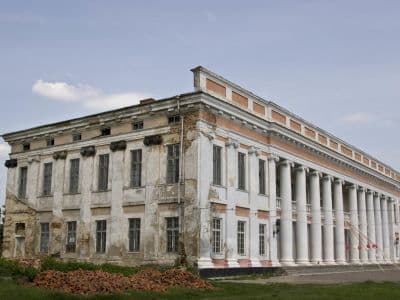 Дворец Потоцких – визитная карточка небольшого города Тульчинка в Винницкой области. Это великолепный образец архитектуры 18 века, сохранивший былую роскошь и до наших дней.