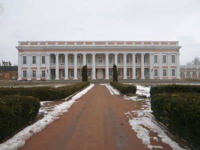 Дворец в Тульчинке – один из самых ярких и известных представителей.
