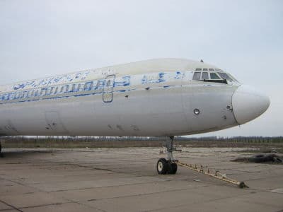 Под Киевом находится необычный экспонат. Это большой самолет, который на первый взгляд находится прямо среди деревьев. На самом деле он стоит на бетонном покрытии, а в будущем может стать частью масштабного музея авиации.
