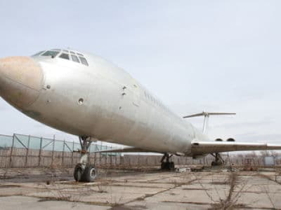 Самолёт Брежнева (ИЛ-62) находится на обочине Одесской трассы (35-40 километр), недалеко от поселка Глеваха.