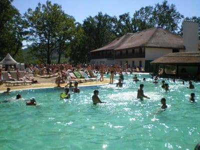 На территории "Теплых вод" есть два источника, в которых можно искупаться - лечебные ванны и бассейн под открытым небом. Вода содержит в себе полезные частицы, поэтому курорт рекомендуется всем, кто хочет поправить здоровье.