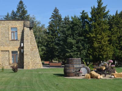 Вино, старинное здание и красивая парковая зона - всё это удачно совмещено в винзаводе князя Трубецкого.