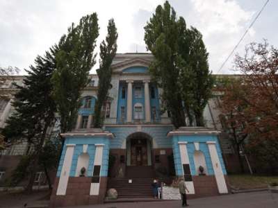 Природоведческий музей находится в центре города, возле метро "Театральная", на улице Богдана Хмельницкого, 15. Цена - 60 гривен за взрослый билет, 40 гривен льготникам, 35 - детям. Экскурсии оплачиваются отдельно.