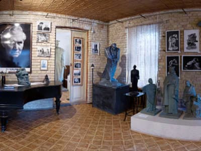 На базе музея-квартиры Павла Тычины часто устраивают различные культурные и образовательные мероприятия. Самый музей открыли в честь 110-летия поэта - тут представлены многие личные вещи Тычины.