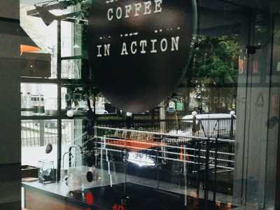 Кофейня Coffee in Action / Domino находится в подольском районе столицы. Интерьер позволит почувствовать спокойствие и легкость. В ассортименте популярные сорта кофе, которые приготавливаются на специализированном оборудовании.