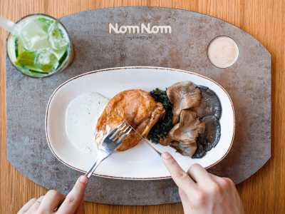 NomNom Cafe предлагает широкий выбор блюд, комплексные обеды, завтраки и ужины. Хорошая кофейня для спокойной беседы за чашечкой кофе. Удобное месторасположение, приятный интерьер и экстерьер.