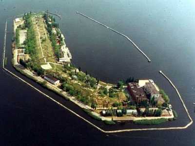  Искусственный остров Первомайский был построен на трех линиях шпунтовых свай, пространство между которыми было заполнено гравием, глиной, песчаной смесью. 