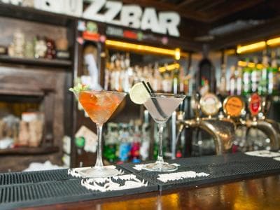 Кальян бар BUZZ bar является молодым и стильным заведением, которое по – достоинству оценит каждый гость. Здесь можно покурить элитные сорта табака, неплохо подкрепиться, заказать алкоголь и просто приятно посидеть с друзьями, знакомыми или любимым челове