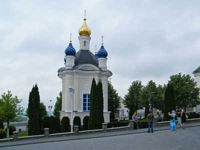 Свято-Успенская Лавра является историческим памятником архитектуры, расположенным на каменной горе, высота которой составляет 75 метров.