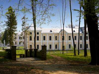 Вишневецкий дворец находится по адресу Тернопольская область, поселок городского типа Вишневец, улица Замковая, дом 5.