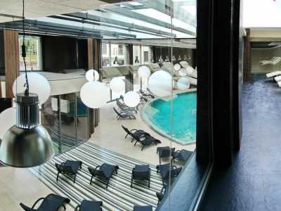 Крытый бассейн с гидромассажем в загородном комплексе «Grand Admiral Resort & SPA»