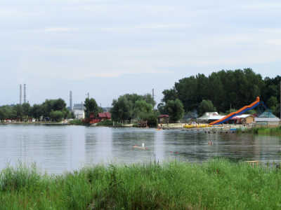 Озеро Задорожное впечатлит своими размерами, шикарными пляжами и чистейшей водичкой бирюзового цвета.