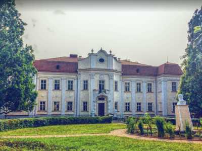 Расположен дворец Архиепископов в Пустомыты, селе Оброшино, улице Грушевского. Территориально находится он в юго – западной части львовской области, всего в нескольких минутах езды от областного центра.