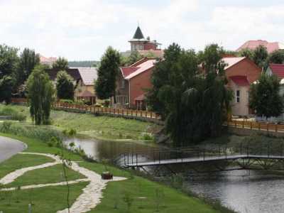 Загородный комплекс «Platinum» у пруда и Днепра возле Киева.