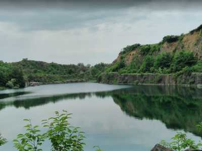Радванский карьер занимает территорию площадью в 5 Га. Интересно, что его донная часть полностью затоплена водой. Согласно легендам, имеющееся озеро было образовано всего за одни сутки.