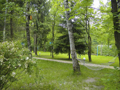 Зеленая территория в загородном комплексе «Дубравушка Club» возле Киева.