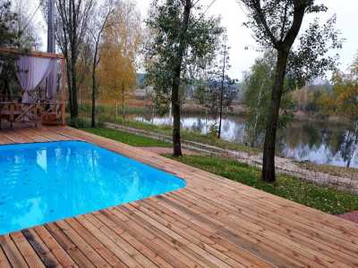 Летний бассейн в загородном комплексе «Relax Villa Poduzska» под Киевом.