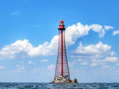 Сооружение находится недалеко от населенного пункта Рыбачье, Херсонской области. На протяжении многих лет Аджигольский маяк указывал мореплавателям путь и предупреждал об опасности. 