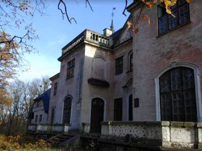 Замок Шувалова является потрясающим, но, к сожалению, забытым местом. Длительное время он пребывал в разрухе, и лишь несколько лет назад было принято решение о его восстановлении. 