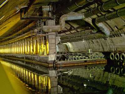 Объект 825 ГТС является массивным и грандиозным противоатомным сооружением первой категории, включающий в себя комбинированные подземный водный канал с сухим доком, ремонтной базой, вспомогательными помещениями и складами для хранения вооружения.