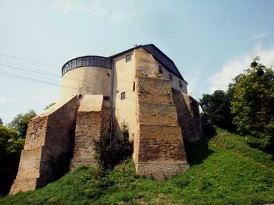 Окончание строительства Острожского замка приходится на 13 век. Изначально он являлся неприступным для врагов объектом обороны. Находится комплекс на крутом холме, над долиной реки Вилия. 