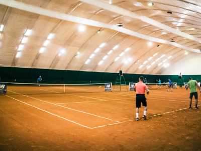 Большой теннис в комплексе отдыха «Olympic Village» на окраине Киева.